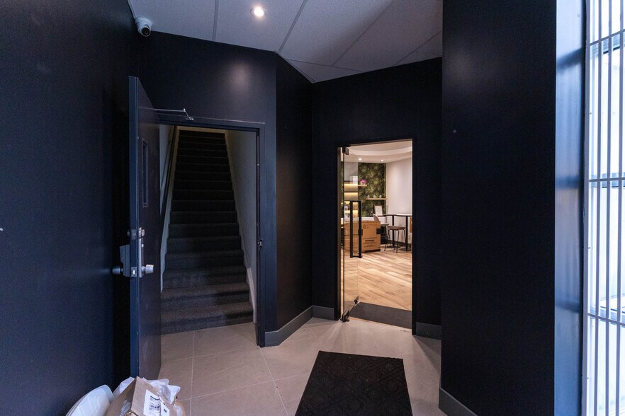 More Photos Of 3871 N Fraser Way, Burnaby Showroom For Sale