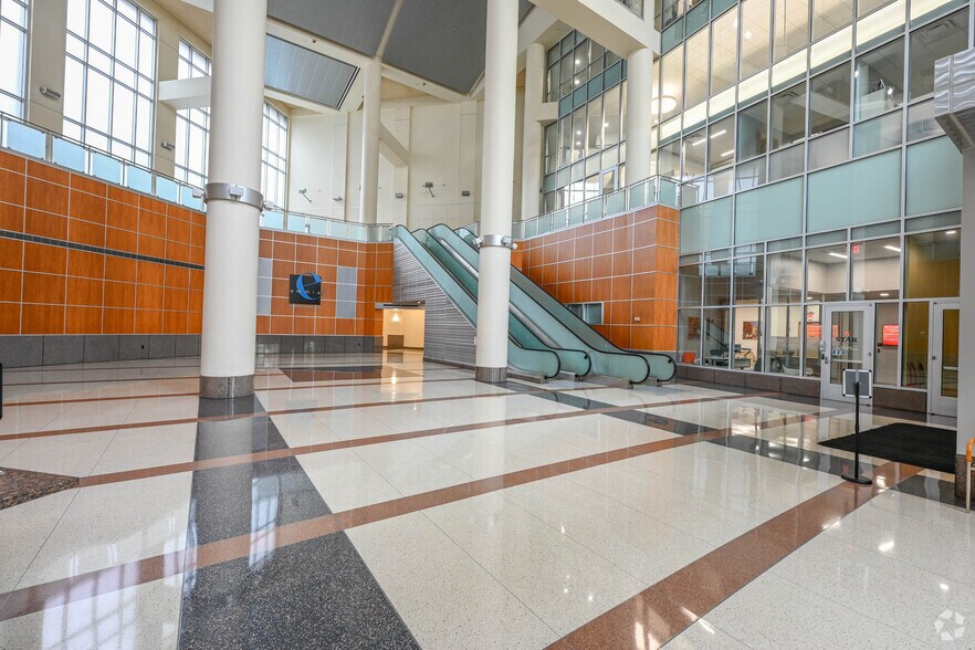 More Photos Of 40 Monument Cir, Indianapolis Office For Sale