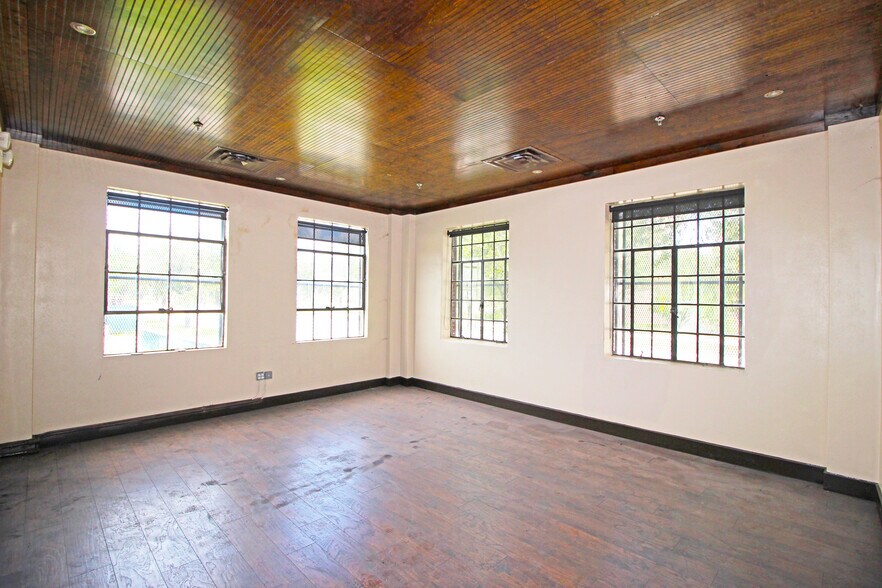 More Photos Of 6028 Navigation Blvd, Houston Warehouse For Sale