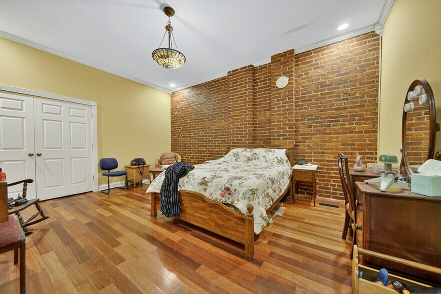 More Photos Of 109 7th Ave E, Springfield Flex For Sale