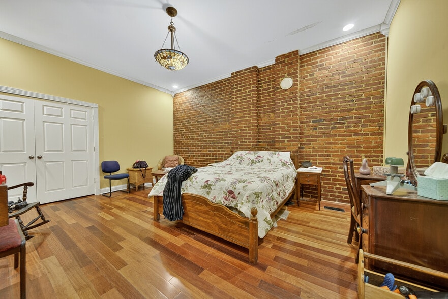 More Photos Of 109 7th Ave E, Springfield Flex For Sale