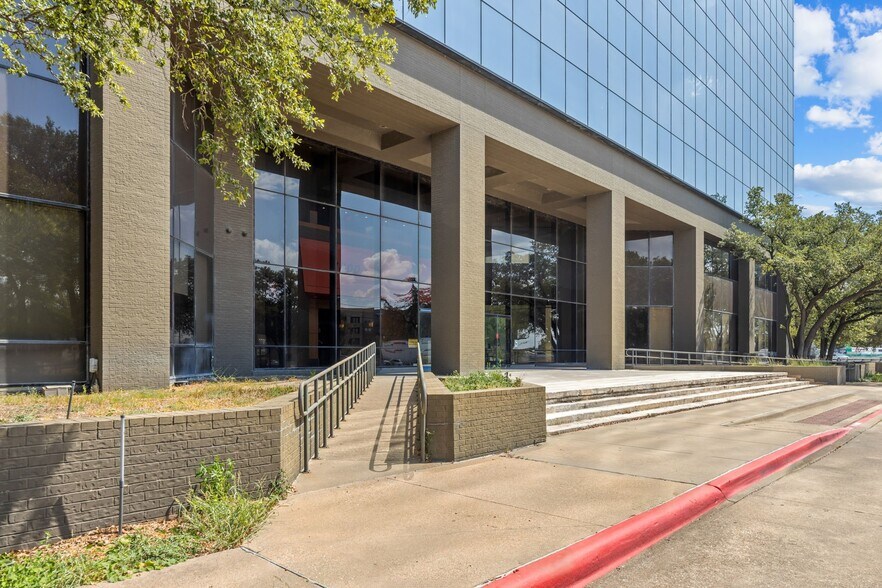 More Photos Of 7800 N Stemmons Fwy, Dallas Office For Sale