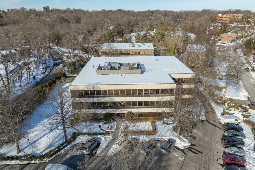 More Photos Of 15 Valley Dr, Greenwich Medical For Lease