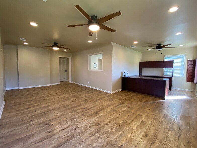 More Photos Of 525 W Kettleman Ln, Lodi Office For Lease