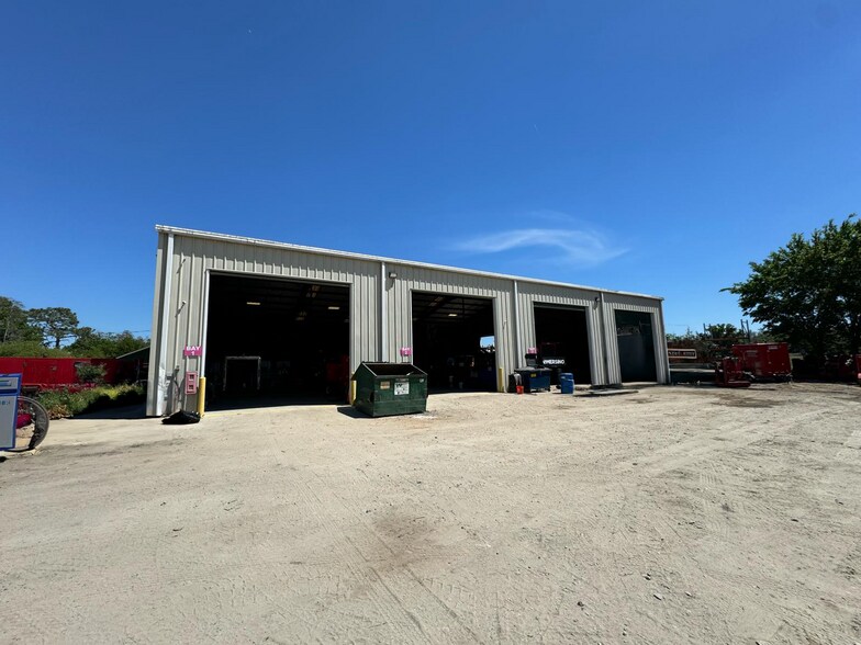 More Photos Of 12895 Automobile Blvd, Clearwater Warehouse For Lease