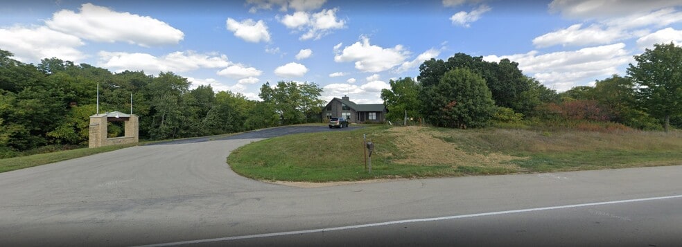 More Photos Of 5140 W US 20, Galena Showroom For Sale