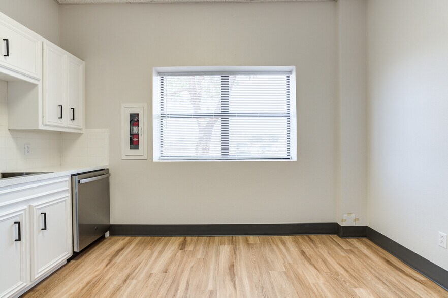 More Photos Of 510 Valencia Ave, Lubbock Warehouse For Sale