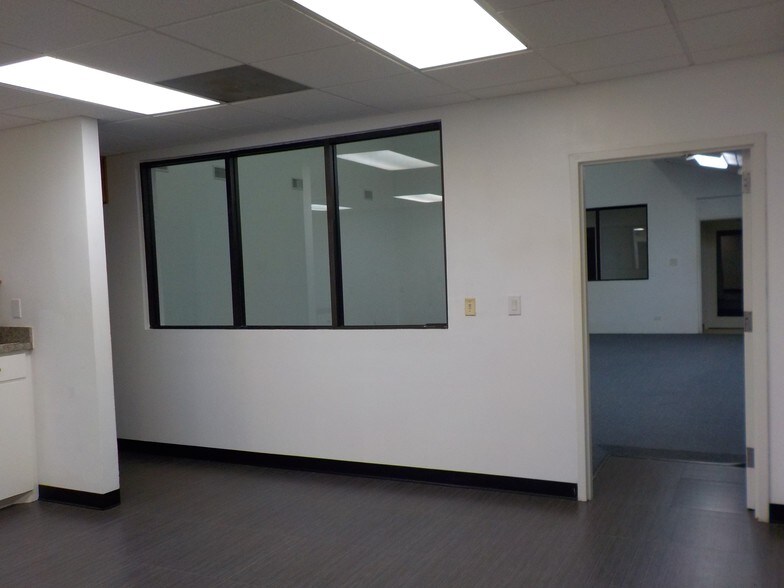 More Photos Of 3700 N 10th St, McAllen Office For Lease