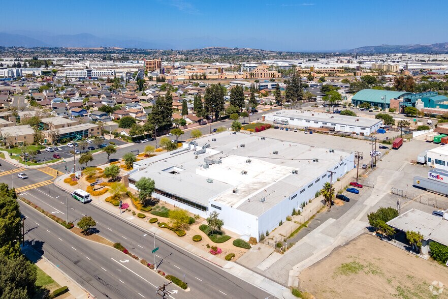 More Photos Of 2300 S Eastern Ave, Commerce Industrial For Sale