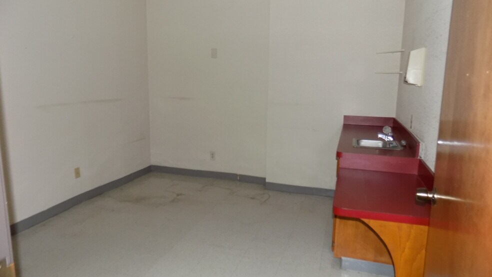 More Photos Of 315 S Cockrell Hill Rd, Duncanville Medical For Lease