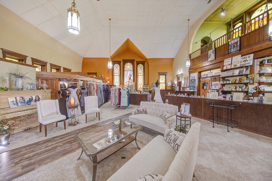 More Photos Of 2001 10th St, Emmetsburg General Retail For Sale