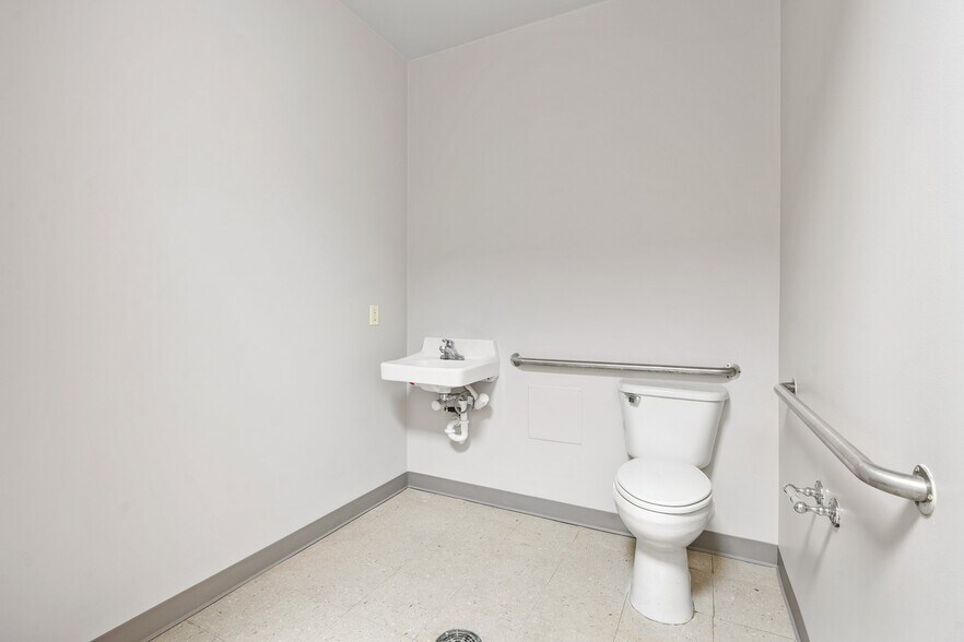 More Photos Of 3607 N Loop 336, Conroe Light Manufacturing For Lease