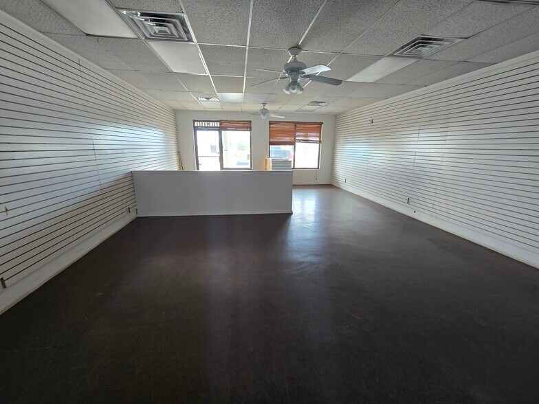 More Photos Of 300 N Resler Dr, El Paso Unknown For Lease