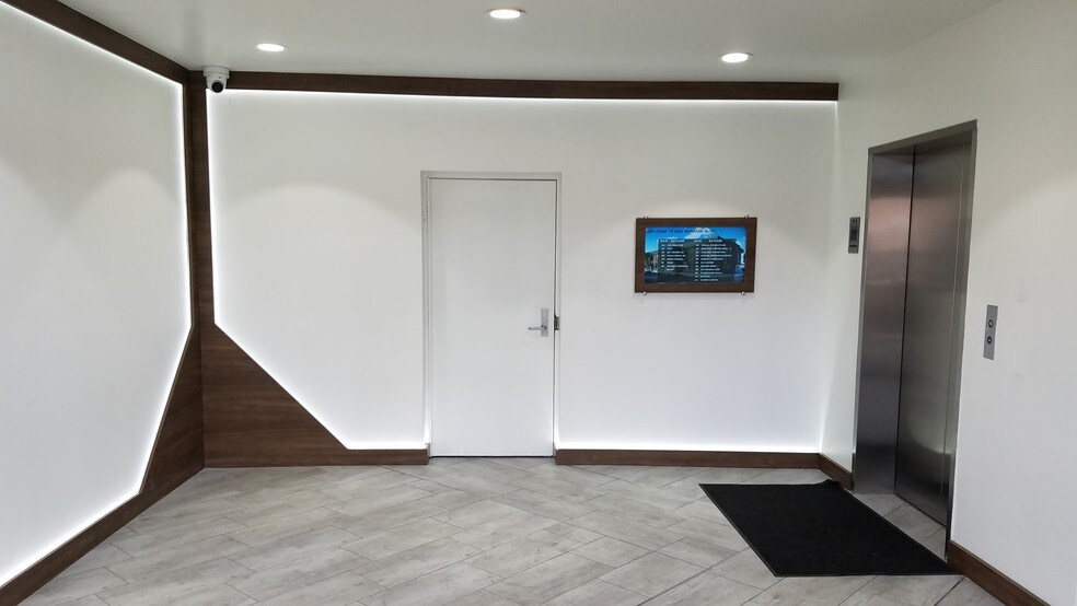 More Photos Of 2501 W Burbank Blvd, Burbank Loft Creative Space For Lease