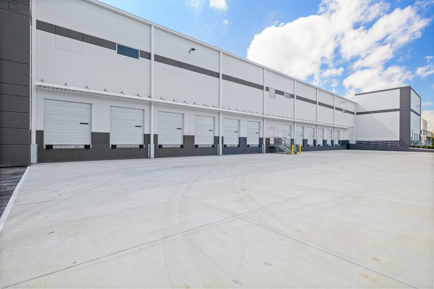 More Photos Of 350 Gills Dr, Orlando Distribution For Lease