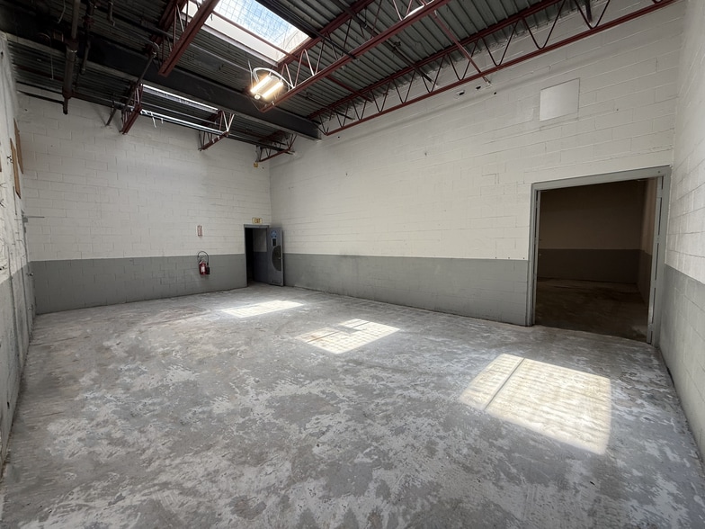 More Photos Of 200 Commerce Dr, Montgomeryville Warehouse For Lease