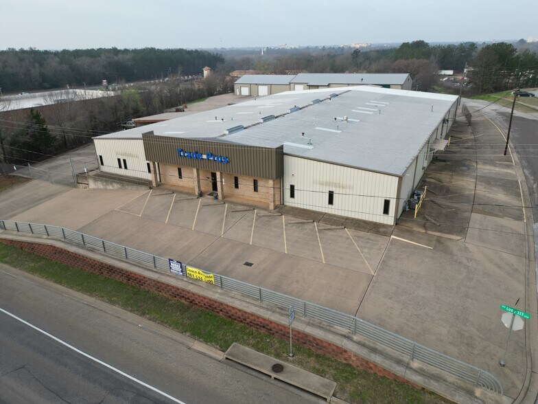 More Photos Of 301 S Southeast Loop 323, Tyler Showroom For Lease