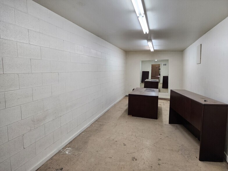 More Photos Of 1515 E Tulare Ave, Tulare Flex For Lease