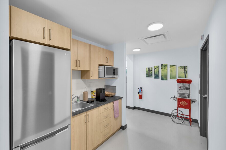 More Photos Of 663 Stewart Blvd, Brockville Showroom For Sale