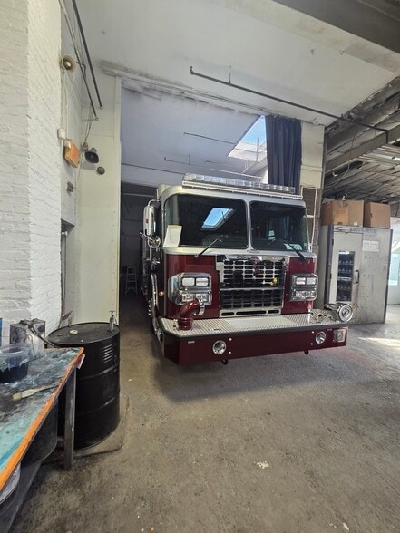 More Photos Of 369 Thomas St, Newark Auto Repair For Sale