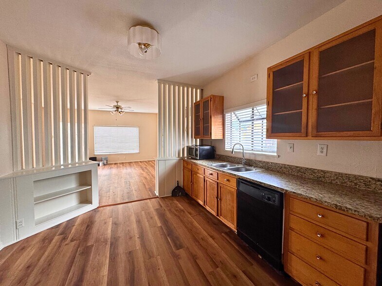 More Photos Of 1278 Bandera Rd, San Antonio General Retail For Sale