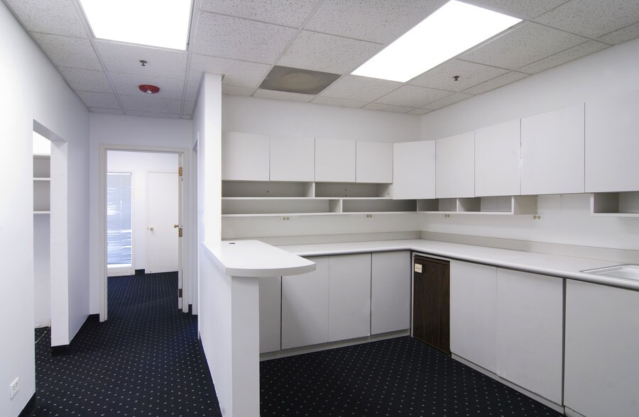 More Photos Of 1535 Lake Cook Rd, Northbrook Office For Sale