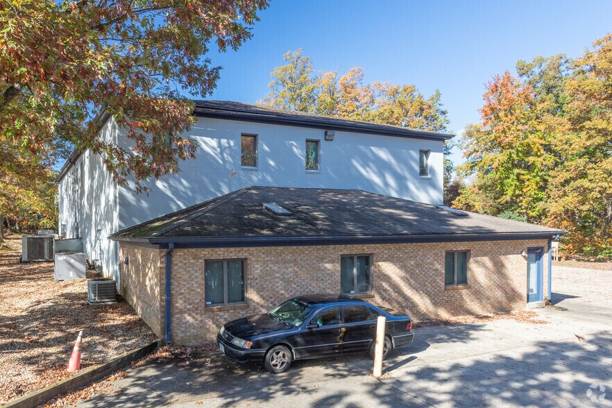 More Photos Of 11090 Industrial Rd, Manassas Showroom For Lease