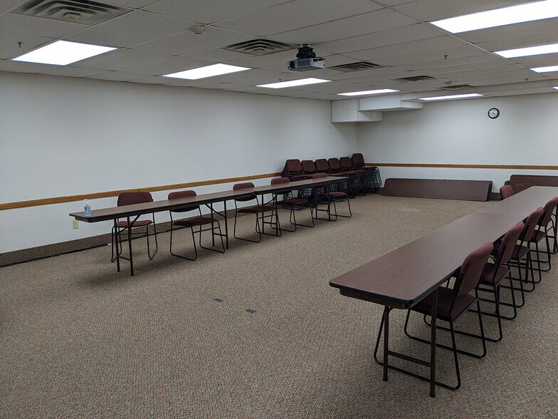 More Photos Of 1407 Rensen St, Lansing Office For Sale