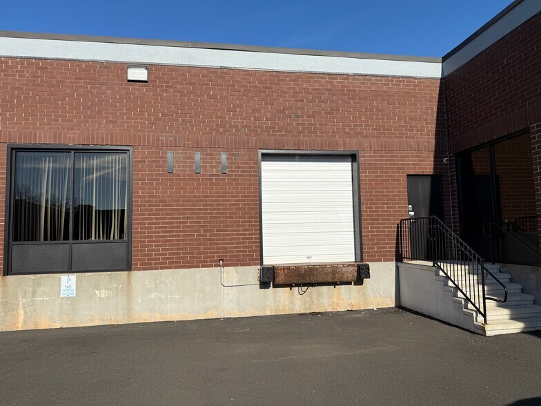 More Photos Of 10 Fairfield Blvd, Wallingford Office For Lease