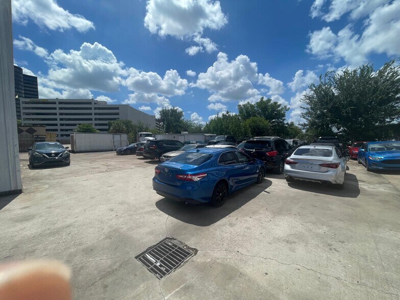 More Photos Of 7300 Southwest Fwy, Houston Freestanding For Lease