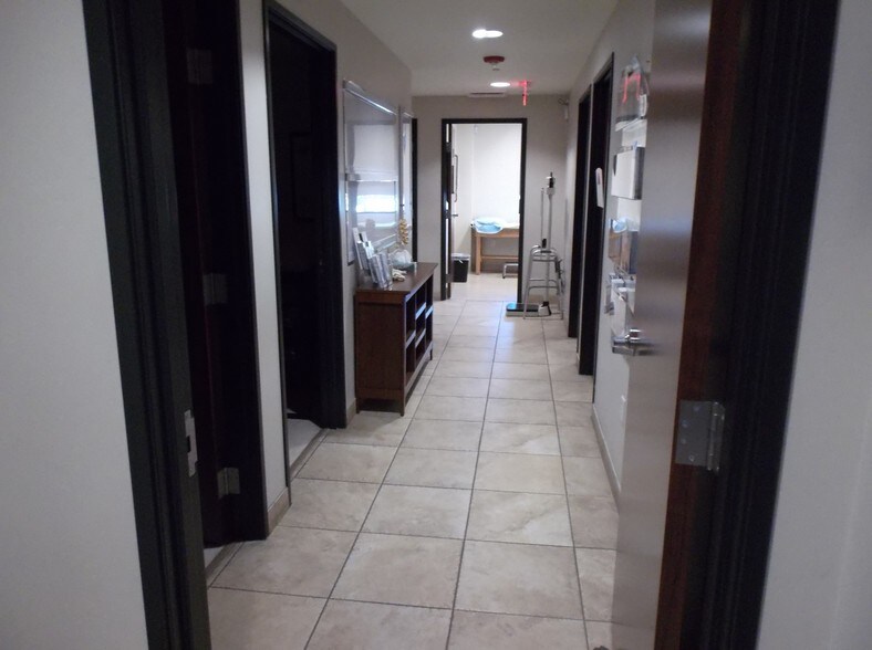 More Photos Of 2725 16th St, Bakersfield Office For Sale