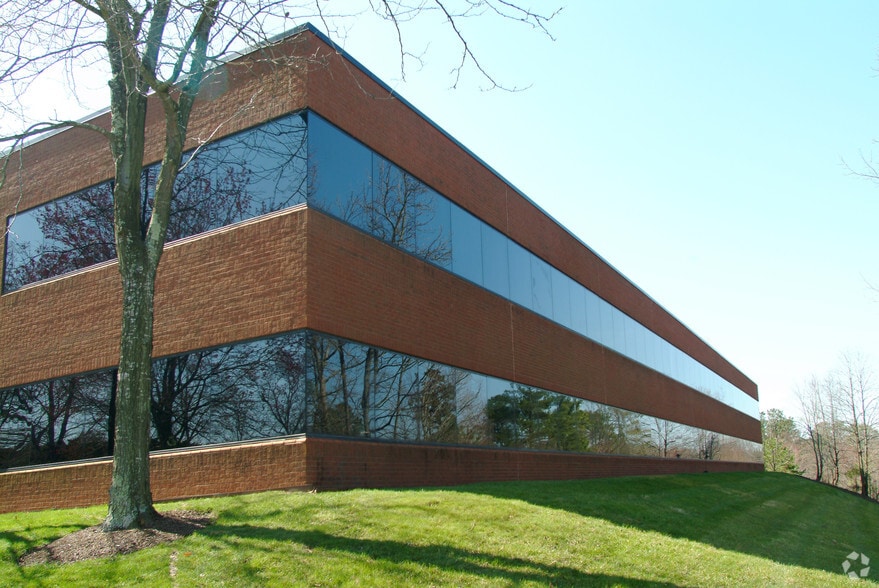 More Photos Of 620 Moorefield Park Dr, Richmond Office For Lease