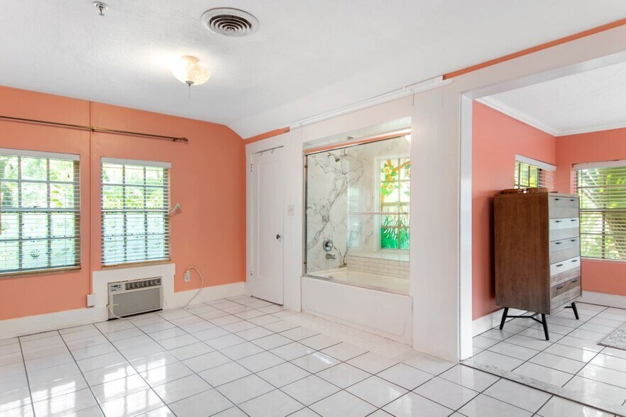 More Photos Of 532 Beach Dr NE, Saint Petersburg Hospitality For Sale