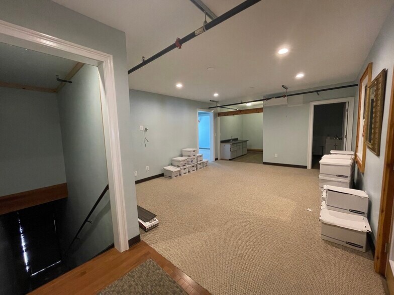 More Photos Of 30 E 1st St, Lexington Storefront Retail Office For Lease