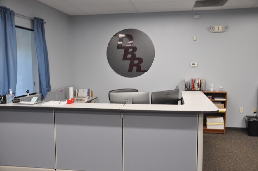 More Photos Of 2 Townline Cir, Rochester Showroom For Lease