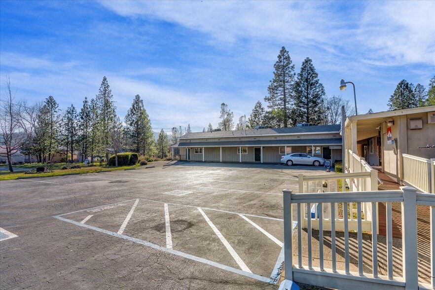 More Photos Of 16850 Willow Glen Rd, Brownsville Storefront Retail Office For Sale