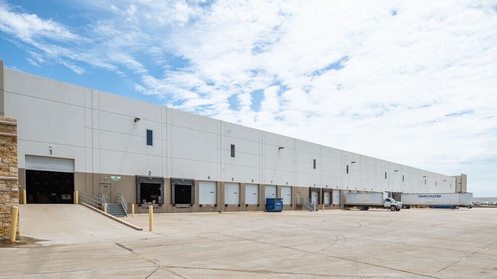 More Photos Of 1300 N State Highway 360, Grand Prairie Distribution For Lease