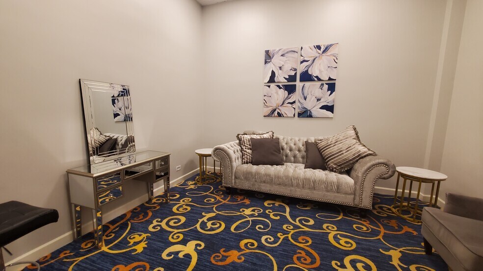 More Photos Of 1300 Irving Park Rd, Streamwood General Retail For Sale