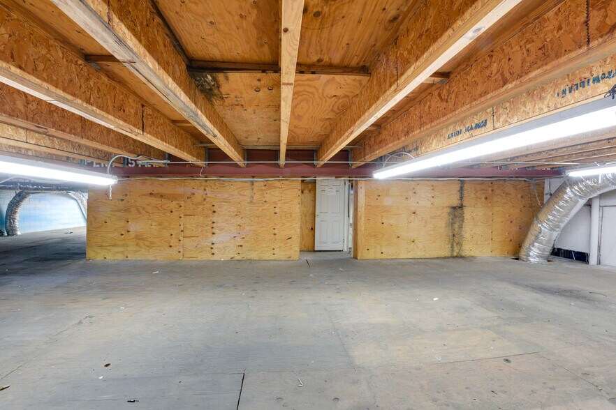 More Photos Of 14332 Oxnard St, Van Nuys Warehouse For Lease