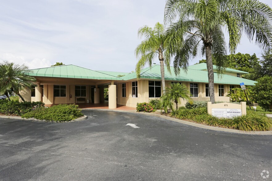 More Photos Of 671 Goodlette Rd N, Naples Medical For Lease