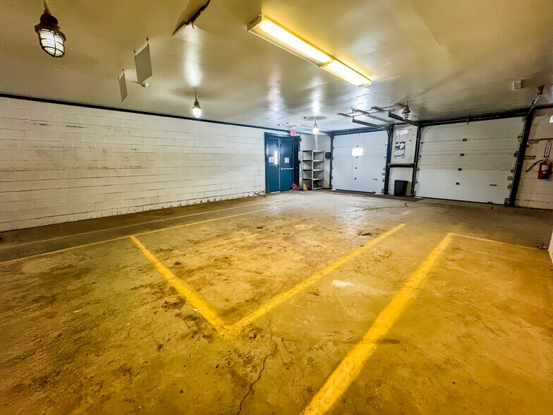 More Photos Of 33 Transport Dr, Bennington Freestanding For Sale