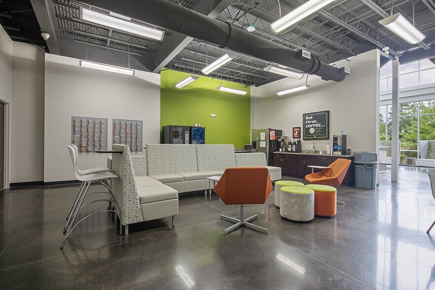 More Photos Of 2847 Bridgewood Dr, Fayetteville Office For Sale