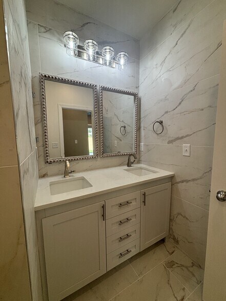 More Photos Of 1747 Oakdale Ave, Green Bay Apartments For Sale