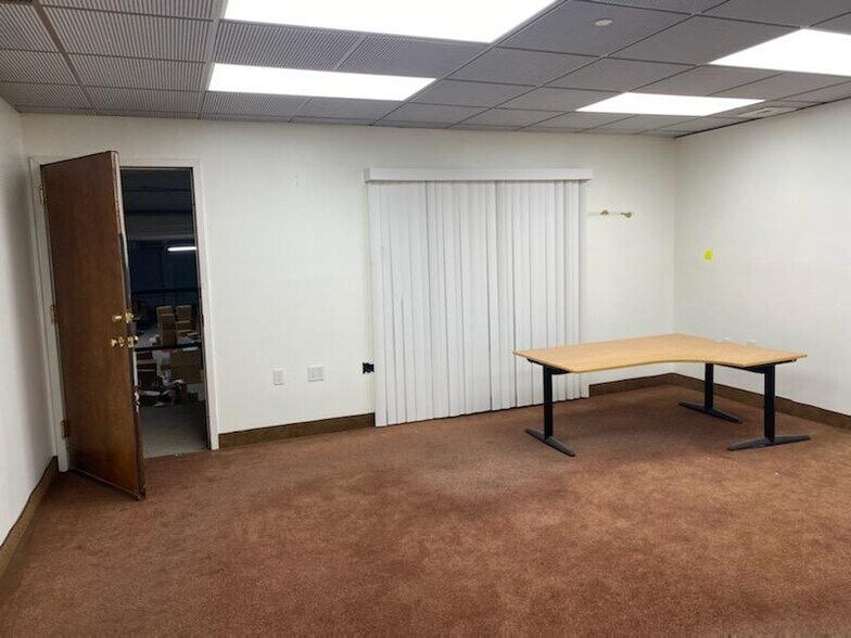 More Photos Of 168 Railroad St, Huntington Manufacturing For Lease