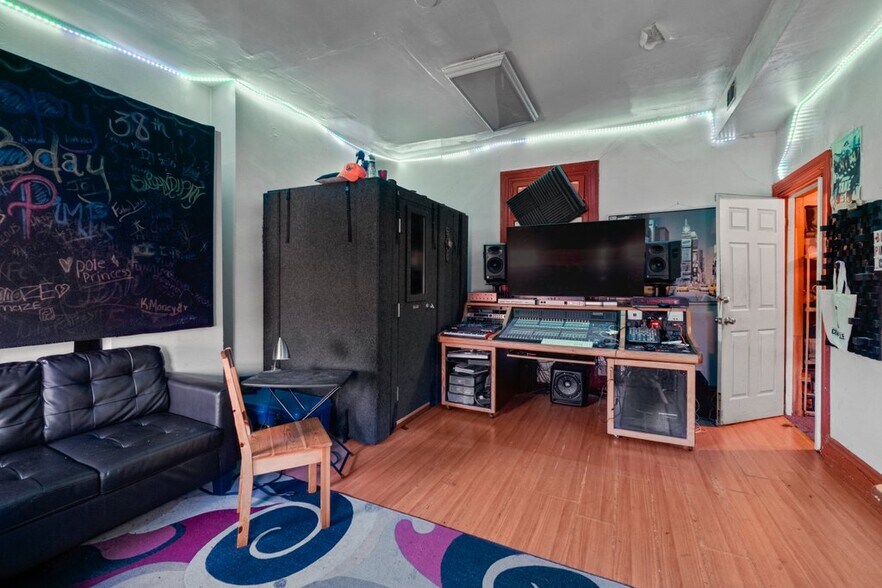 More Photos Of 2112 N Charles St, Baltimore Office For Sale