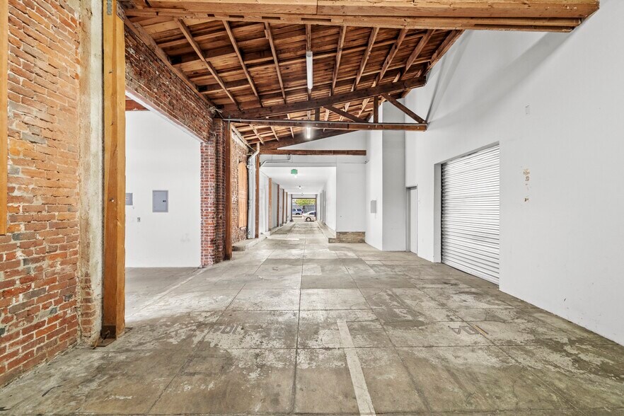 More Photos Of 2523-2525 W Washington Blvd, Los Angeles Storefront Retail Office For Sale