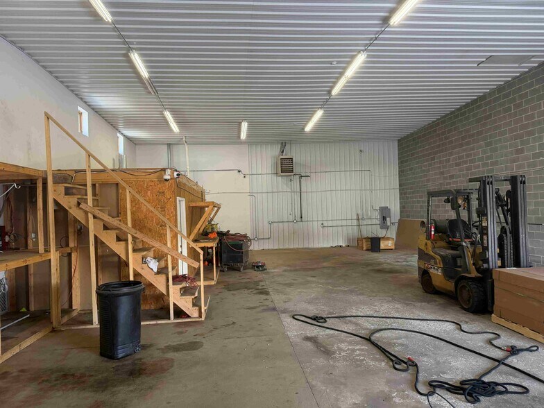More Photos Of 1313 S Schoolhouse Rd, New Lenox Warehouse For Lease