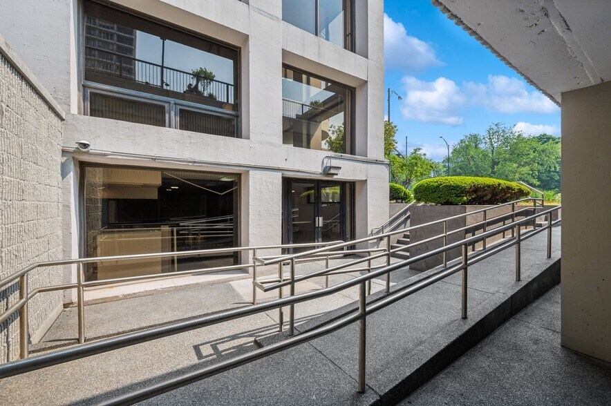 More Photos Of 2020 N Lincoln Park West, Chicago Apartments For Sale