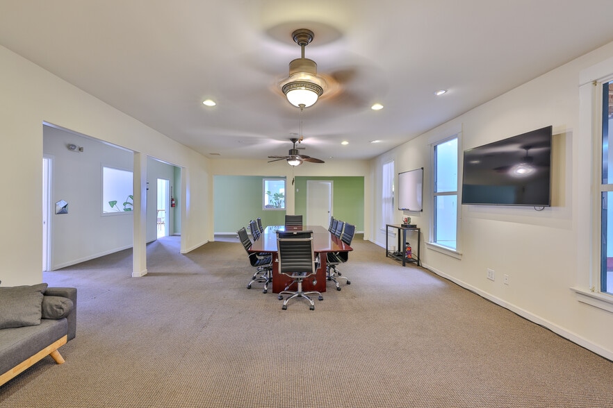 More Photos Of 400 E 4th St, Santa Ana General Retail For Lease