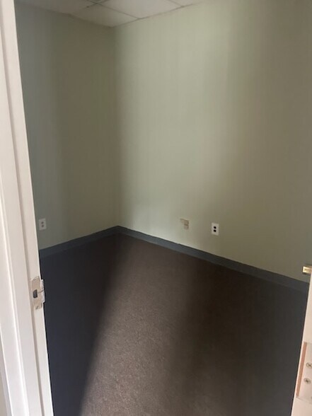 More Photos Of 69 Horseblock Rd, Centereach Service For Lease